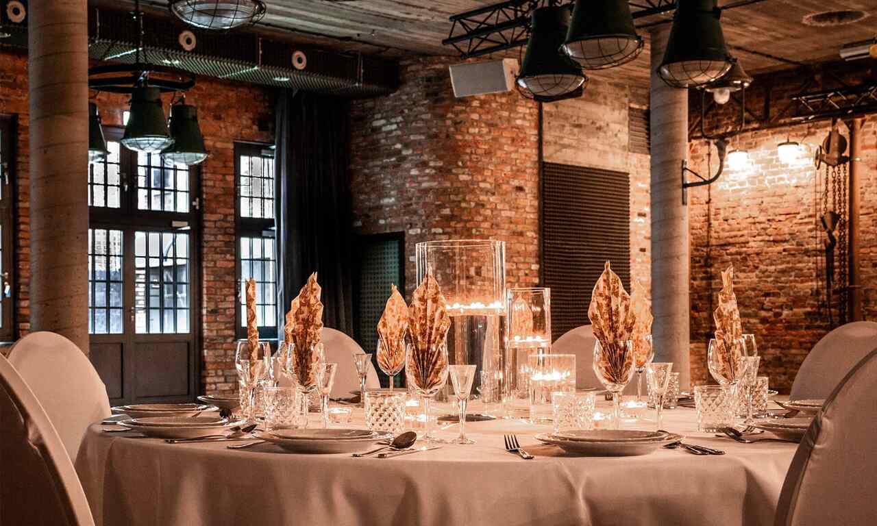 Wesele w stylu loft i industrial: Jak przemienić surowe wnętrze w romantyczną przestrzeń?